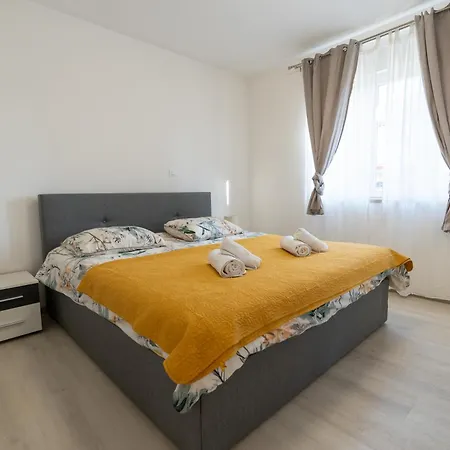 Two-bedroom Rea In Rovinj