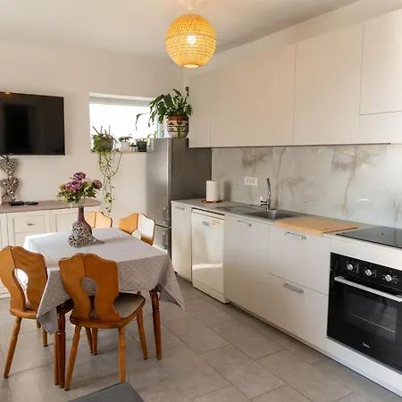 Two-bedroom Rea In Apartment *