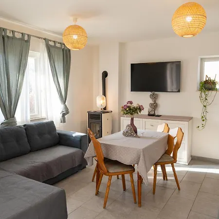 Two-bedroom Rea In Apartman *