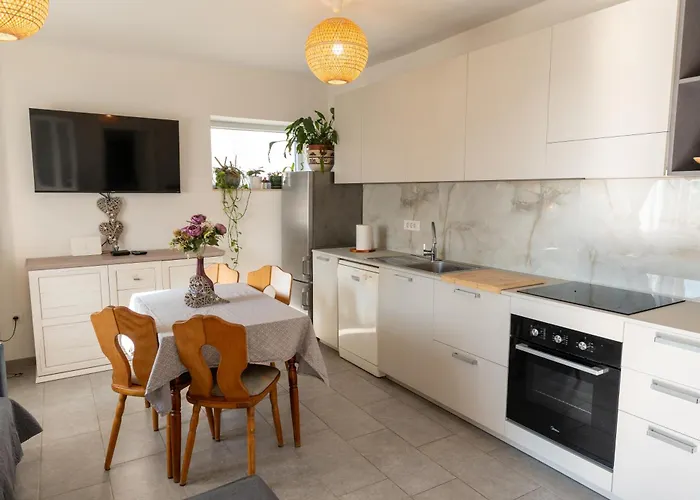 Two-bedroom Rea In Apartment *
