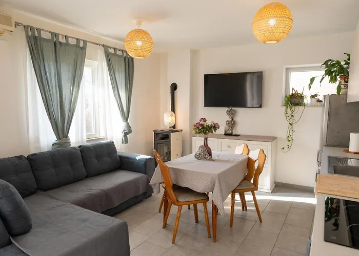 Two-bedroom Rea In Apartment *